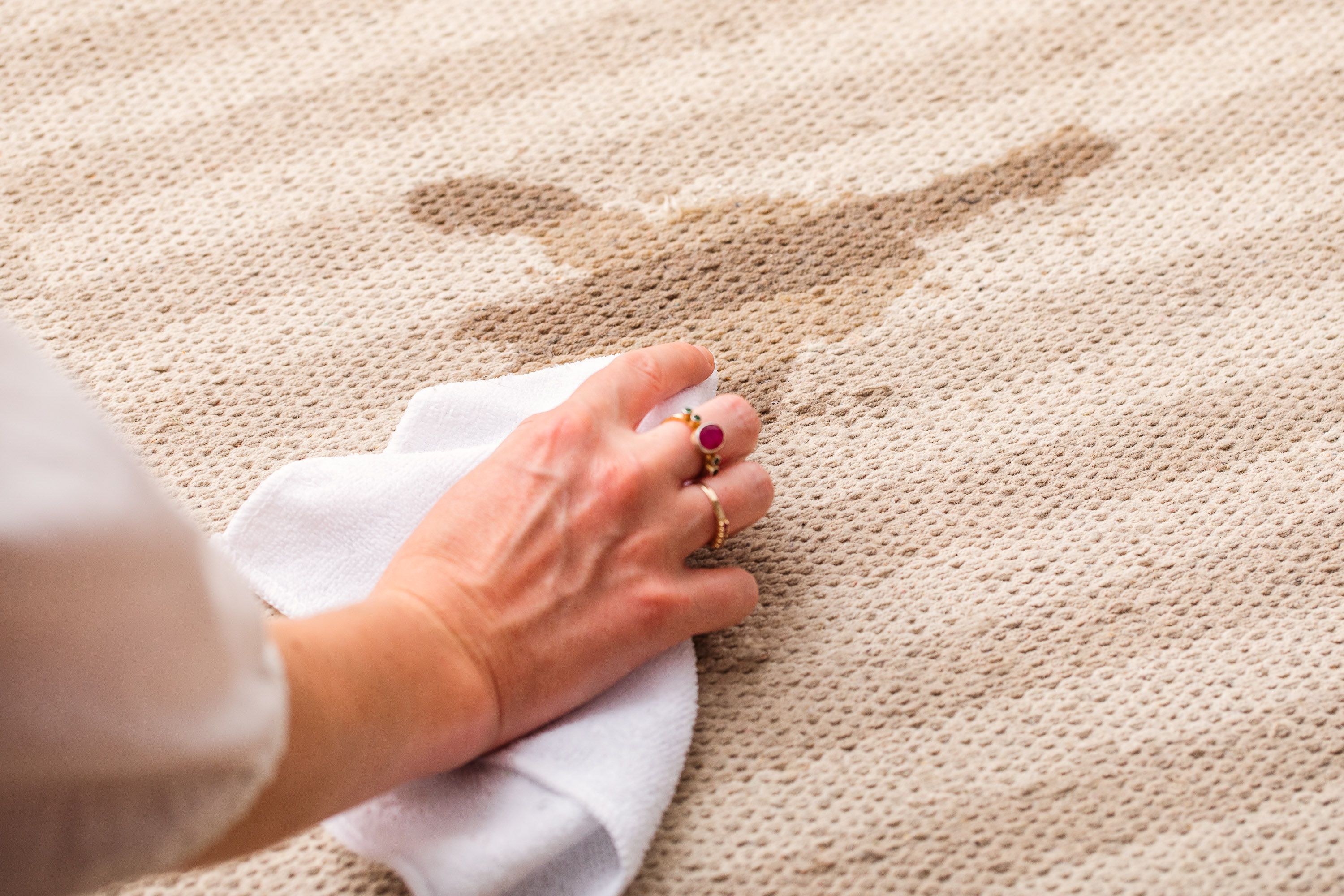 Tips to remove tough carpet stains 2
